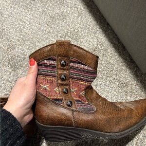 Ankle cowboy boots with fun stripe and button detail
